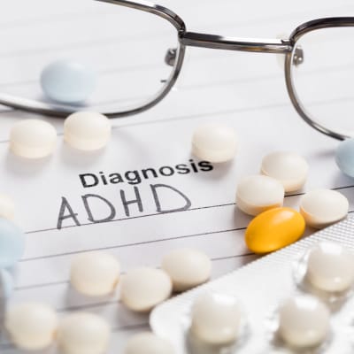 glasögon och piller och texten: diagnosis ADHD
