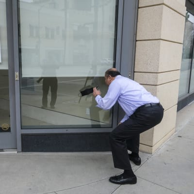 En man tar en närmare titt på Silicon Valley Bank (SVB) i Pasadena