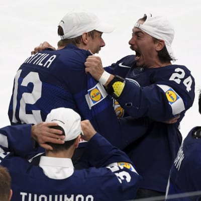 Marko Anttila och Hannes Björninen firar VM-guldet