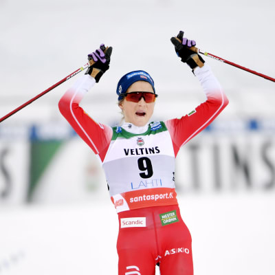 Therese Johaug korsar mållinjen som överlägsen etta i Lahtis.