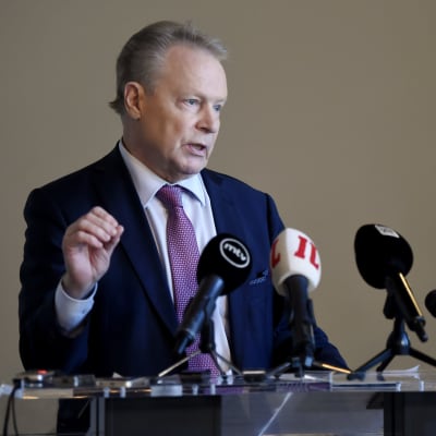 Försvarsutskottets ordförande Ilkka Kanerva håller presskonferens i riksdagen den 9 januari 2020.
