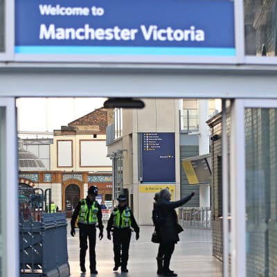 Poliser patrullerar ständigt på den livliga Victoria station i Manchester. Stadens polischef kallade poliserna som övermannade den misstänkte för "otroligt modiga"