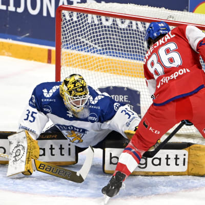 Finländsk målvakt i spagat mot en fristående tjeckisk spelare.