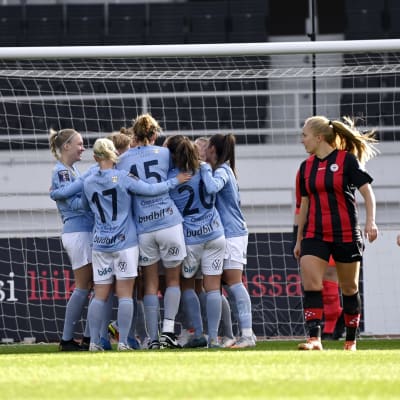 Åland United firar efter att ha kvitterat cupfinalen mot PK-35 Vantaa på Olympiastadion.