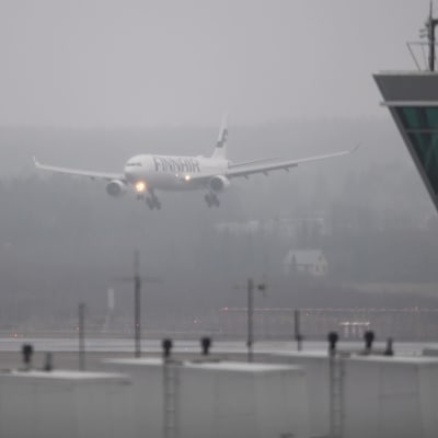 Ett Finnairplan landar i dis vid Helsingfors-Vanda flygplats.