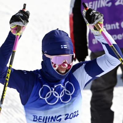Kerttu Niskanen jublar i målområdet efter att ha knipit OS-brons på tremilen.