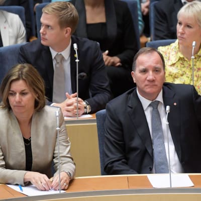Isabella Lövin och Stefan Löfven i nedre raden, och Gustav Fridolin och Margot Wallström i den övre sitter och ser allvarliga ut.