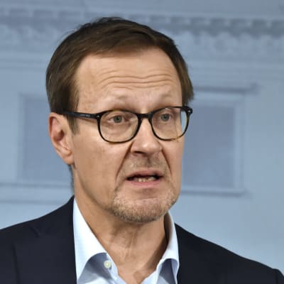 Försörjningsberedskapscentralens t.f. vd Janne Känkänen på långfredagens presskonferens.