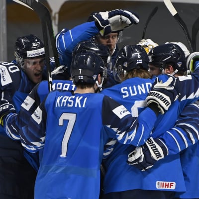 Suomi juhlii MM-välieräpaikkaa.