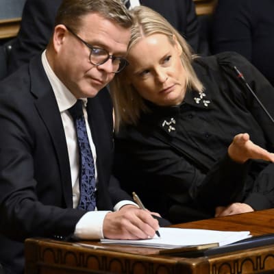 Pääministeri Petteri Orpo ja valtiovarainministeri Riikka Purra eduskunnan kyselytunnilla 