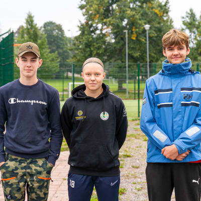 Tre elever vid Karis Svenska Högstadium.