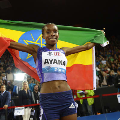 Almaz Ayana med den etiopiska flaggan.