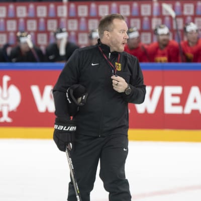 Pekka Kangasalus på isträning med Tyskland.