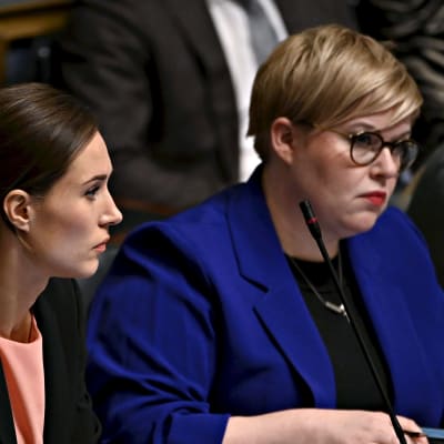 Pääministeri Sanna Marin ja valtiovarainministeri Annika Saarikko eduskunnan suullisella kyselytunnilla Helsingissä 27. lokakuuta.