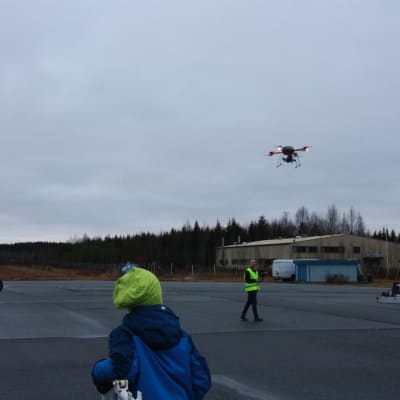 Miehittämättömien ilma-alusten testikeskuksen avajaiset keräsivät yleisöä Mikkelin lentokentälle.