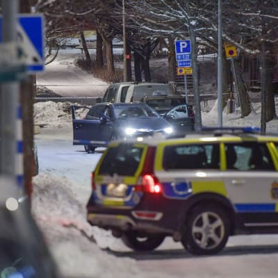 Poliisi on etsinyt kaksoismurhasta epäiltyjä Tukholmassa. 