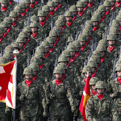 Uutisvideot: Luopuuko Japani "itsepuolustusvoimista" ja alkaako militarisointi?