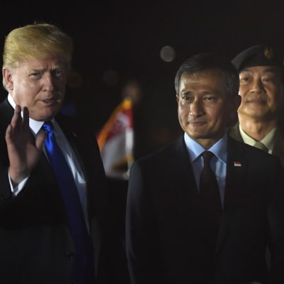 USA:s president Donald Trump välkomnades av Singapores utrikesminister  Vivian Balakrishnan då han landade vid flygbasen Paya Lebar i Singapore på söndagen. 
