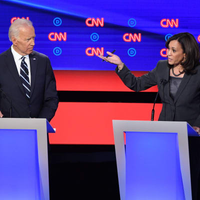 Biden & Harris med uppsträckt hand, i CNN:s valdebatt.