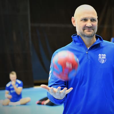 En glad Ola Lindgren poserar för kameran efter sitt första träningspass med handbollslandslaget.
