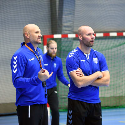 Joonas Klama försöker imponera på tränarna Ola Lindgren och Teddy Nordling under sitt första träningspass med herrlandslaget i handboll.