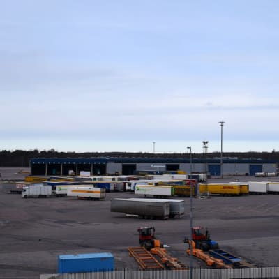 Långtradarsläp i hamn.
