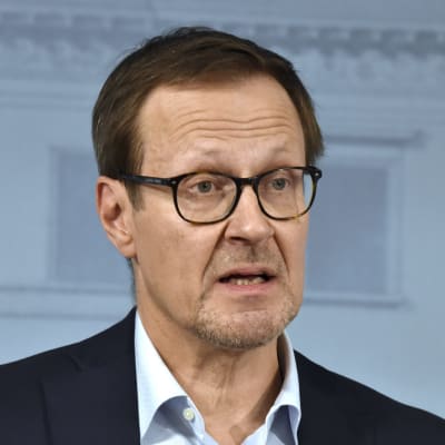 Försörjningsberedskapscentralens t.f. vd Janne Känkänen på långfredagens presskonferens.