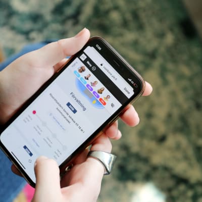 Någon gör valkompassen på mobilen.