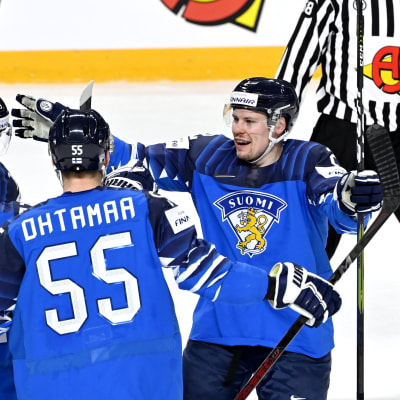 Finlands ishockeylandslag jublar.