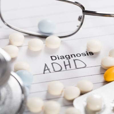glasögon och piller och texten: diagnosis ADHD