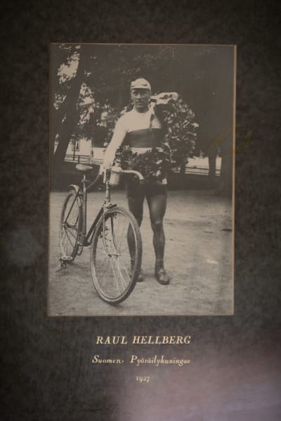 Raul Hellberg med cykel och segerkrans efter seger i Borgåloppet 1927
