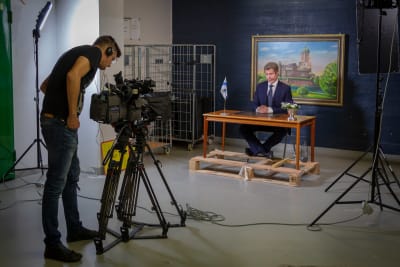 Imitaattori Jarkko Tamminen Deepfake-palvelun kuvauksissa.