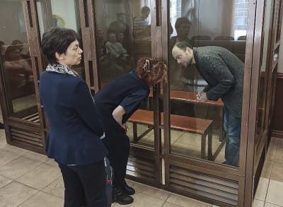 Oppositionsfiguren Vladimir Kara-Murza pratar med sin advokat i rätten.