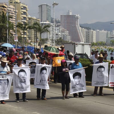 Försvunna studenter i Mexiko, familjer demonstrerar för att få veta vad som har hänt dem