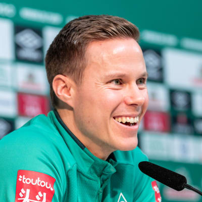 Niklas Moisander skrattar.