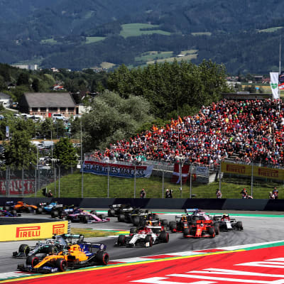 F1-bilar kör i en kurva i Österrikes gp.
