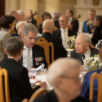 Presidentti Sauli Niinistö veteraanien kahvipöydässä.