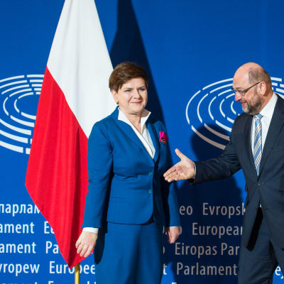 Euroopan parlamentin puhemies Martin Schulz (vas) tervehti Puolan pääministeri Beata Szydłoa, joka tuli parlamentin kuultavaksi Strasbourgiin.