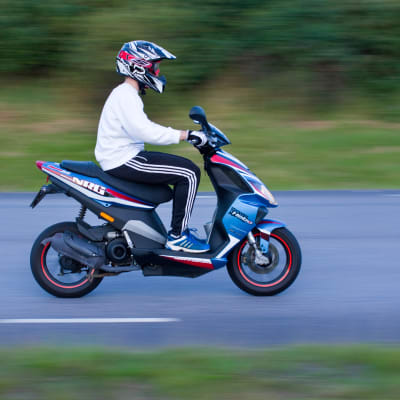 Pojke kör fort med moped