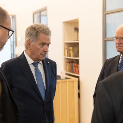 Tasavallan presidentti Sauli Niinistö ja kuningas Kaarle XVI Kustaa vierailivat aamulla Suomen Tukholman-instituutissa.