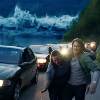 Kristian (Kristoffer Joner) försöker hjälpa grannfrun att komma undan tsunamin.