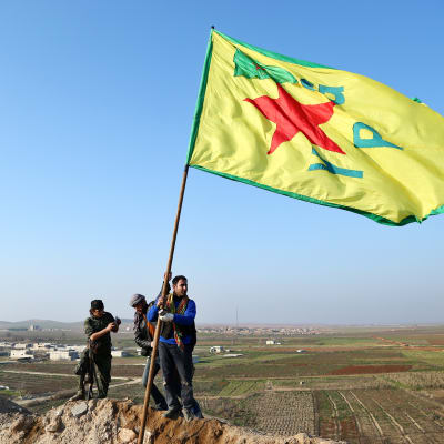 Medlemmar i den kurdiska YPG-gerillan firar sin krigsframgång i Kobane, Syrien, den 26 januari 2015.