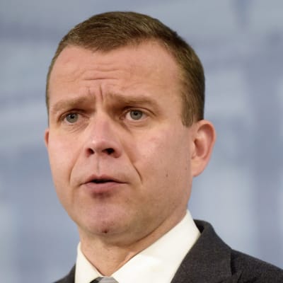 Inrikesminister Petteri Orpo håller presskonferens om terrordåden i Paris.