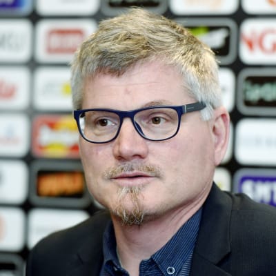 Petteri Nykky på förbundets presskonferens.