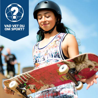 En åkare håller i en skateboard.