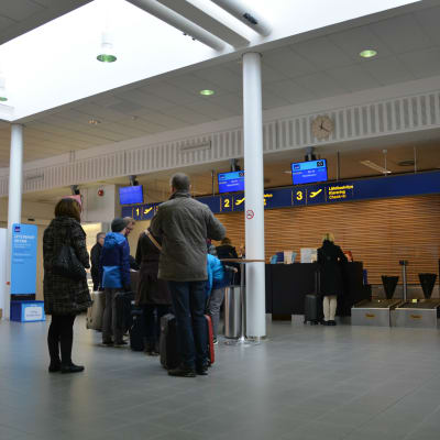 Resenärer på Vasa flygplats.