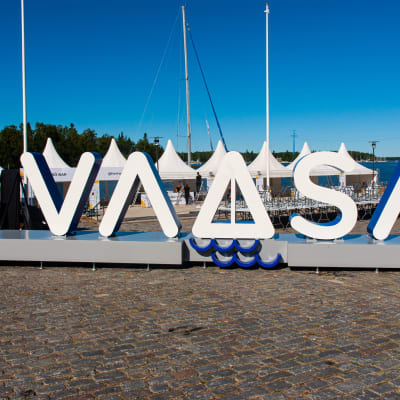 En reklamskylt för staden Vasa står på en stenkaj.