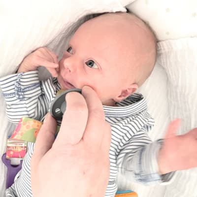 Tuore äiti Heidi Keisu pitää sylissään vain viikon ikäistä vauvaansa "Pertsaa".