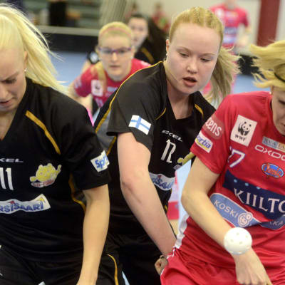 Laura Manninen, Ella Sundström och Mirca Anderggin i kamp om bollen