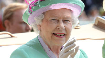 Kuningatar Elisabet vilkuttaa.